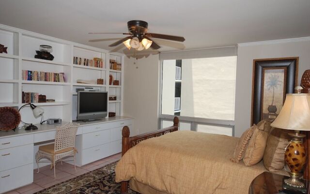 Shoreline 1081 Condo by RedAwning