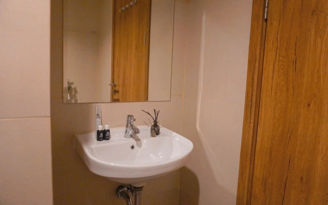 Cozy Studio Apartment At Gateway Park Lrt City Bekasi