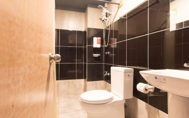 Bhive Hotel by RedDoorz