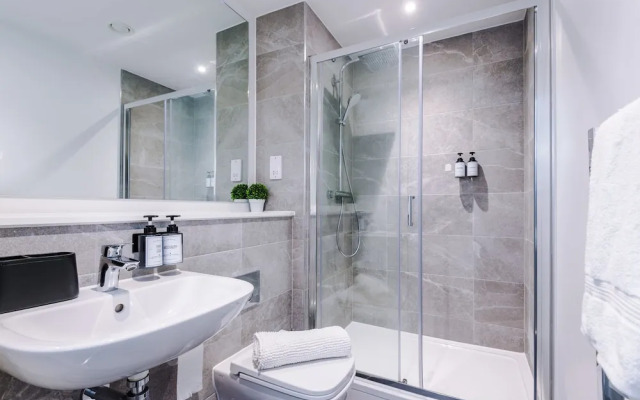 Impeccable 2-bed Apartment in Salford