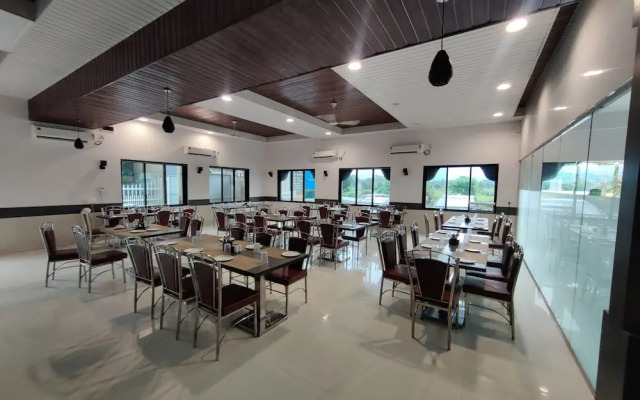 Paramount Riverfront Resort & Spa