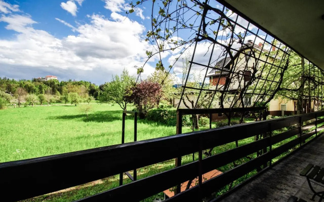 Deerwood-2-Storey Garden Apartment with Castle view Balcony