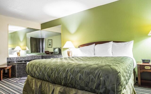 Super 8 Claremont