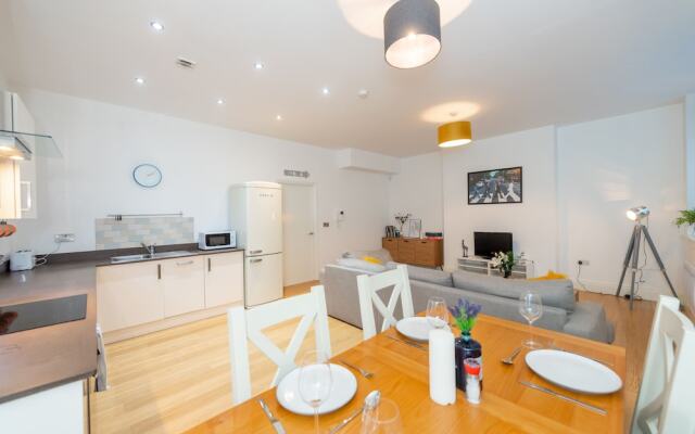 Stylish 93sqm 2 Bed Historical City Centre Flat