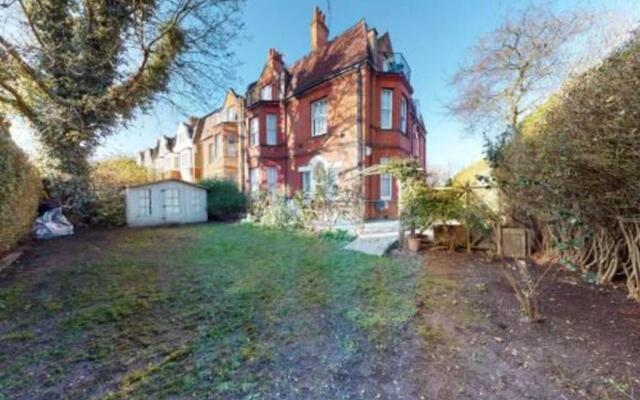 Superb 4 bed flat wgarden - 1 min to Queen's Park