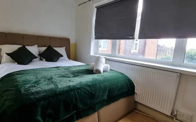 Alexandra Palace 3 Bedrooms Apartment in London