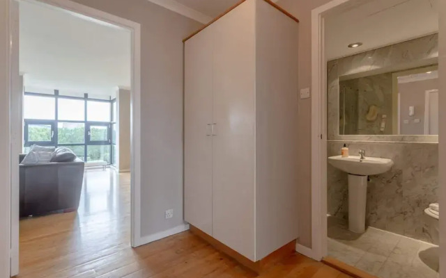 Bright, Modern One-bed With Stunning View of Thames