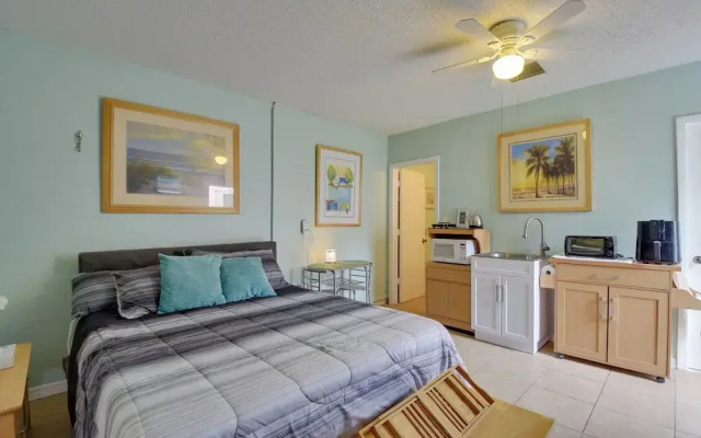 Convenient Sarasota Studio w/ Lush Backyard!