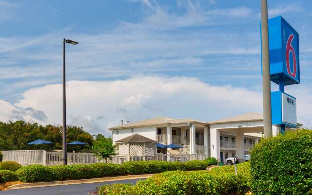 Motel 6 Albany, GA
