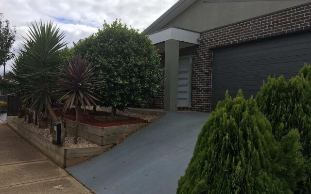 Sleek Stylish Modern Close to Airport