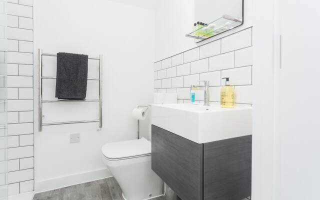 Bright, Newly Refurbished Townhouse in Bath