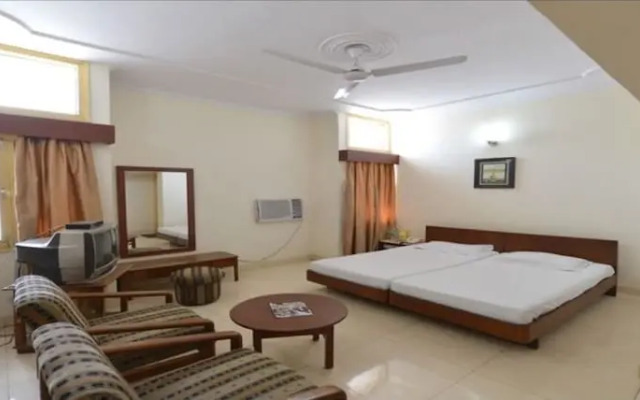 Jungle Babbler Tourist Resort