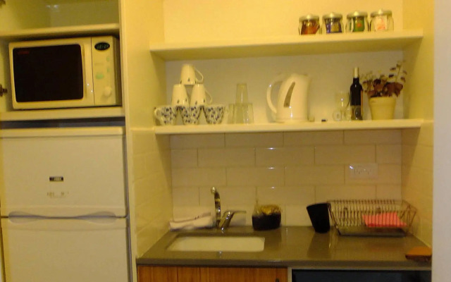 Nuriel Fruit & Guest House