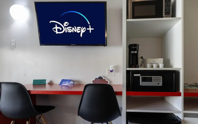 Entire Studio With Free Shuttle to Disney