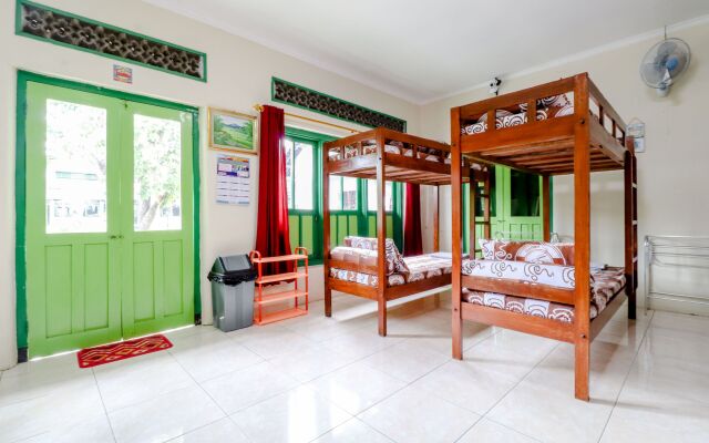 Bahagia Sederhana Home Stay - Hostel by ZUZU