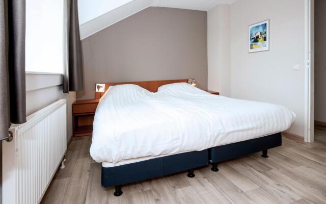 Villa in Maaspark With Lake Views & Sauna