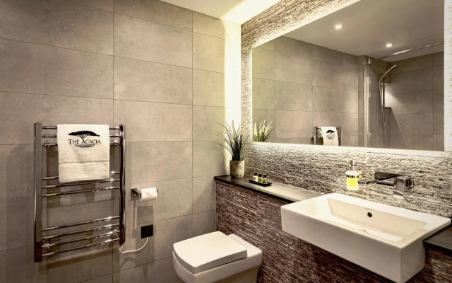 The Acacia, Luxury with Private Balcony + Parking