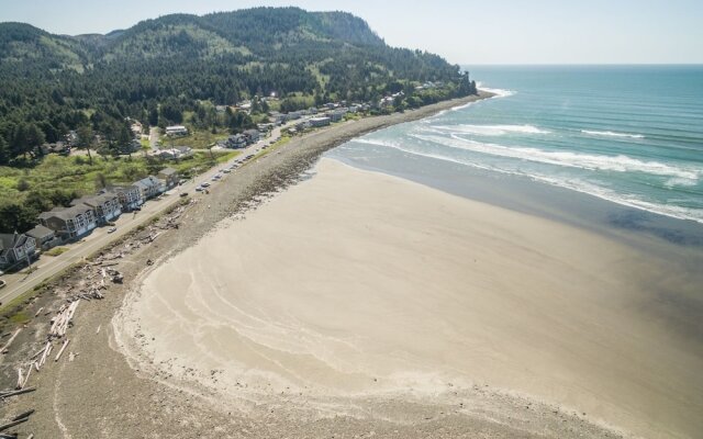 Surfers Cove 3 Br home by RedAwning