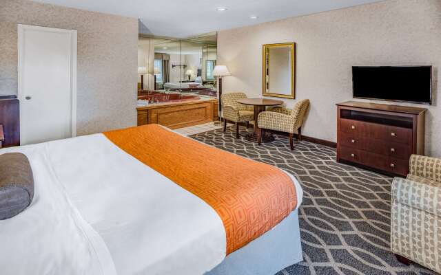 Howard Johnson by Wyndham Lenox