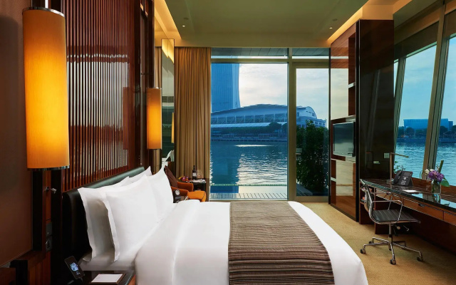The Fullerton Bay