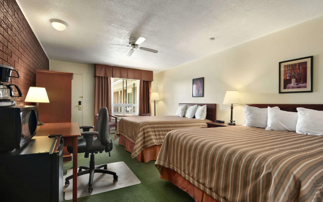 Travelodge by Wyndham Simcoe