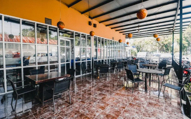 RedDoorz Plus near Sultan Hasanuddin Airport