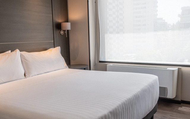 Ola Santiago Providencia, Tapestry Collection by Hilton