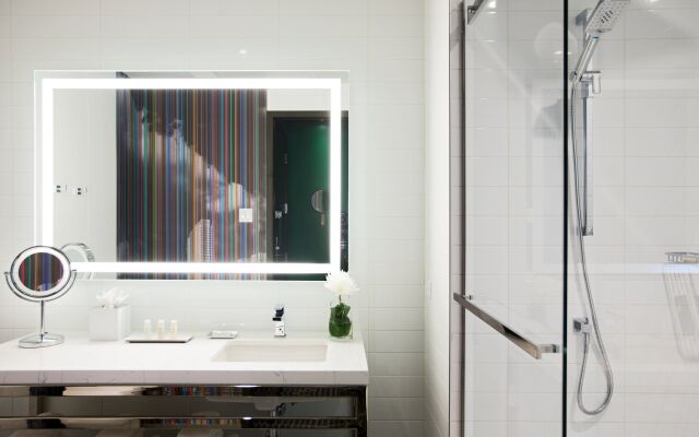 Renaissance Montreal Downtown Hotel