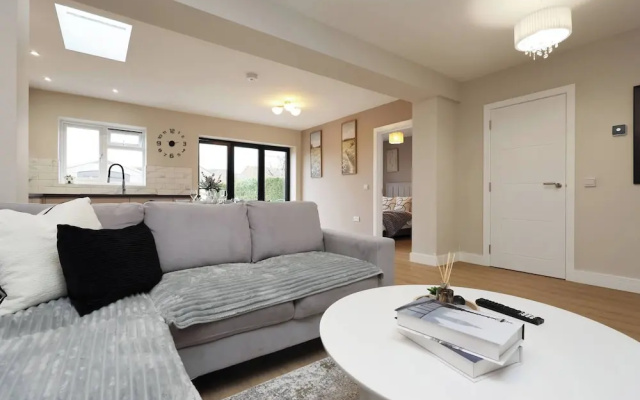 Modern 5BR Home new