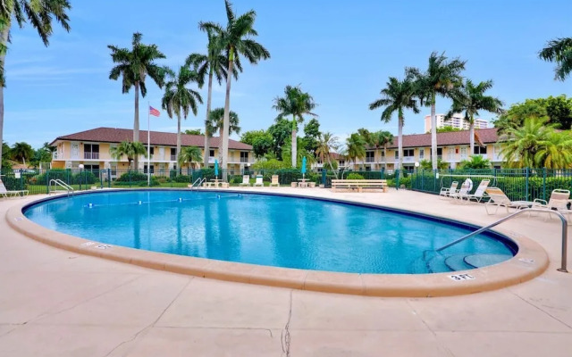 Idyllic Condo With Brief Walk to Beach and Restaurants