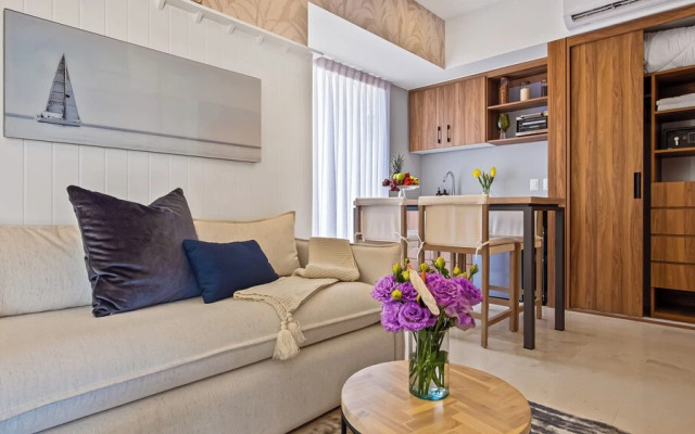 Stunning Beachfront Condo - Sea Views