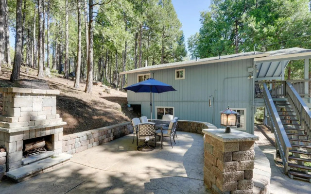 12 Mi to Apple Hill: Family-friendly Cabin Retreat