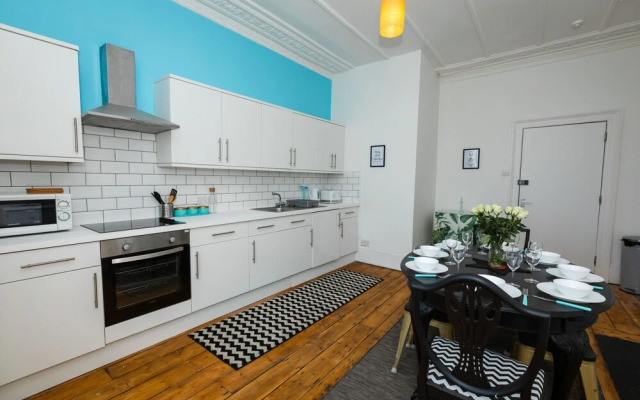 5-bed House With Distant sea Views in Plymouth