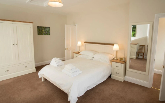 Spacious 2 Bedroom Apartment Surrounded with 36 Acres of Parkland
