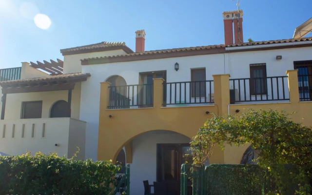 (War002) Town House with Garden And Pool Access