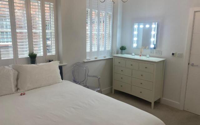 Unrivalled Location Five Star Worcester Apartment