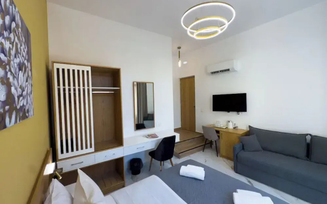 Deluxe Center Suites