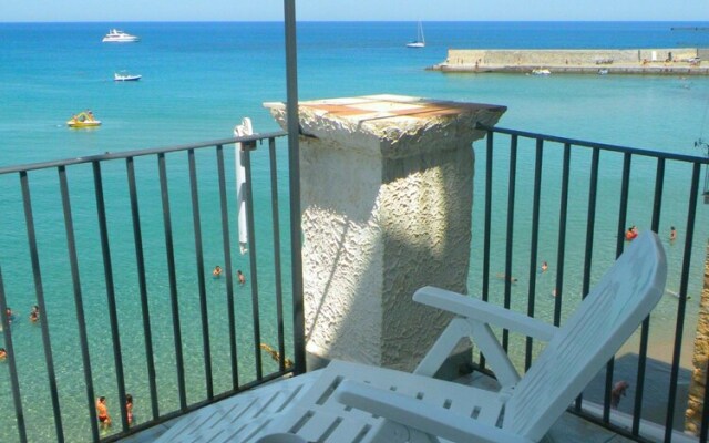 A charming studio apartment with terrace overlooking the sea