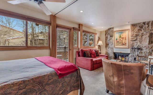 Laurelwood Condominiums Studio Premier Unit 305