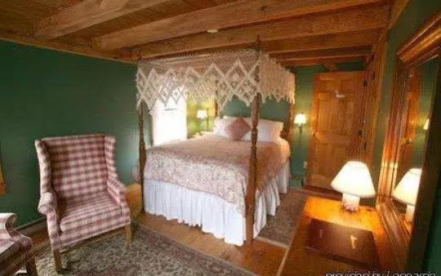 Seven Sea Street Inn