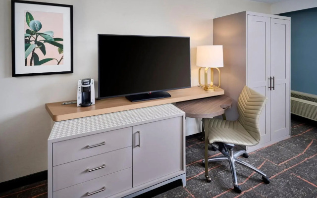 Holiday Inn Burlington Conference Centre by IHG
