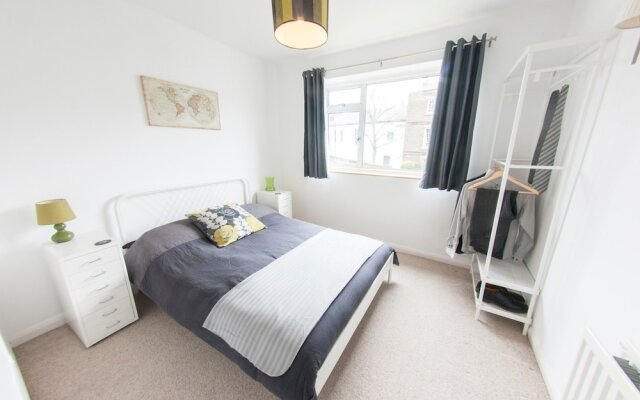 Bright & Airy 2-bedroom Flat for 6 in Blackheath