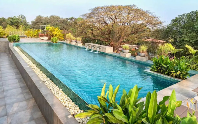 Modern Tropical 2bhk Near Beach Pool Garden
