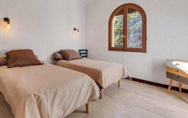 Alluring Holiday Home in Estagel with Private Pool