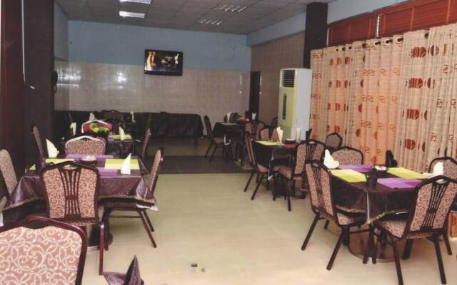 Naptin Executive Hotel And Suites