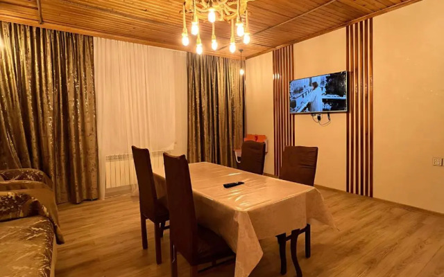 Cozy house 5 mins away from city center.