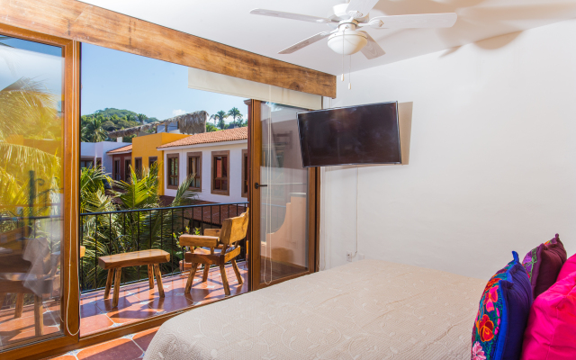 Casa Lotería -Pueblito Sayulita- Colorful, Family and Relax Experience with Private Parking and Pool