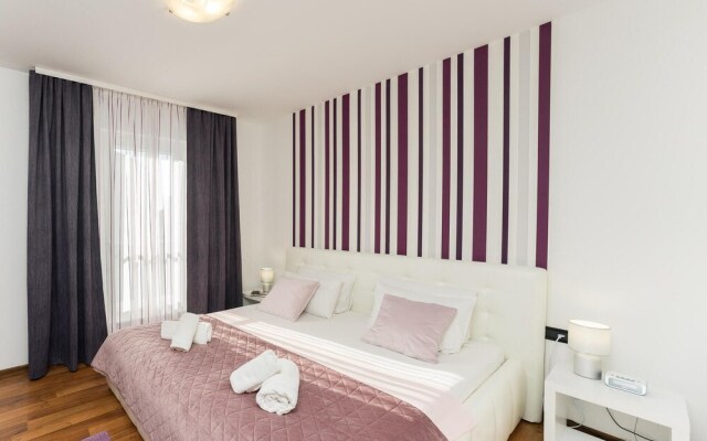 Beautiful Home in Zaton With Wifi and 6 Bedrooms