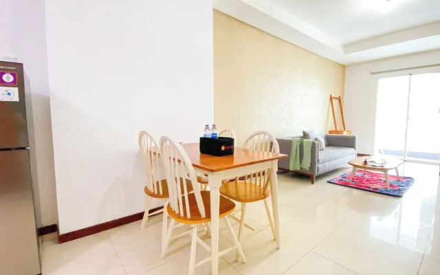 Homey And Comfort 2Br Green Bay Condominium Apartment