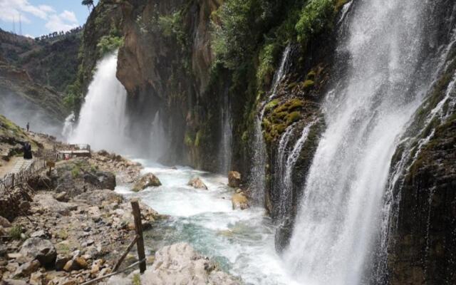 Kapuzbaşı Şelalesi Baştürk dinlenme tesisleri